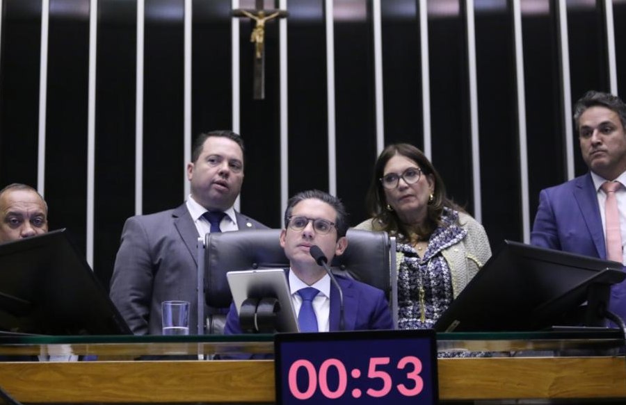 Setor produtivo pede cautela, mas governo quer acelerar fim da 6x1